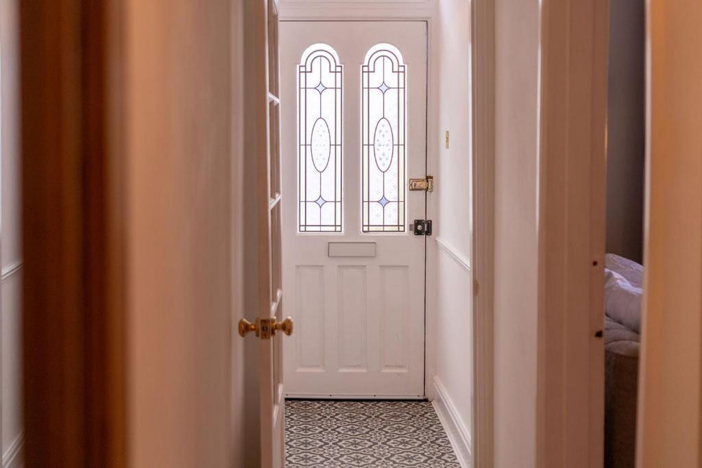 Elegant 3 Bedroom Home In The Centre Of كيلتنهام المظهر الخارجي الصورة