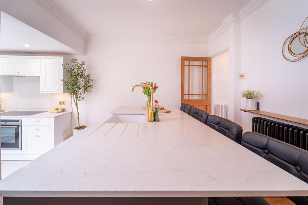 Elegant 3 Bedroom Home In The Centre Of كيلتنهام المظهر الخارجي الصورة